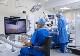 El robot quirúrgico HUGO donado por la Diputación se estrena en el Universitario de Cáceres