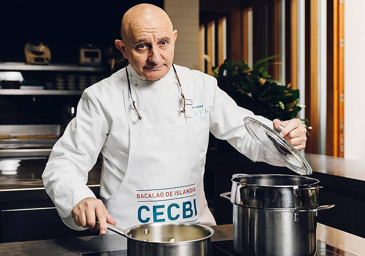 Toño Pérez luciendo el delantal oficial del concurso.