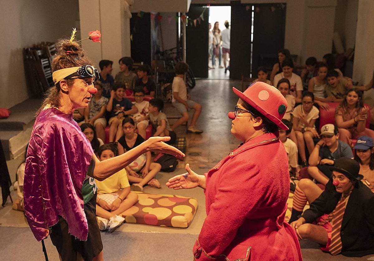 Un espectáculo de payasas en La Idiota.