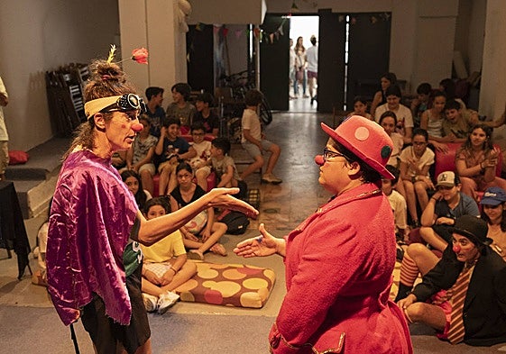 Un espectáculo de payasas en La Idiota.