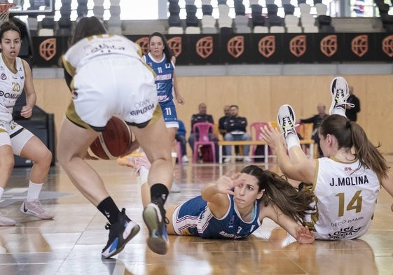 Ana Moyano y Juana Molina se lanzan al suelo en busca de un balón suelto en la zona vasca.