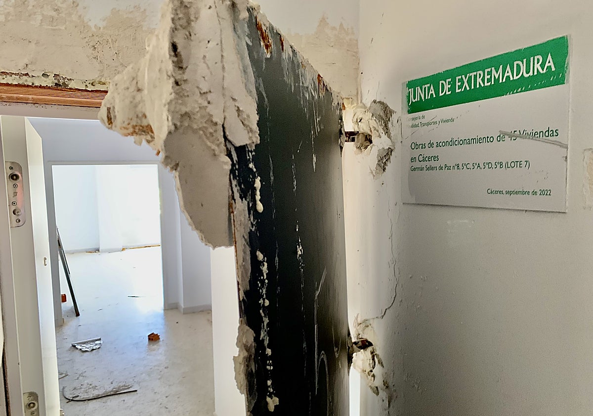 Imagen principal - Sobre estas líneas un butrón en una vivienda. Más arriba, Jesús señala las humedades en una de la estancias de su casa en la que han cedido los azulejos. En la imagen superior, un piso ya abandonado en el que la Junta hizo mejoras hace menos de dos años.