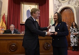 La concejala María Jesús Salvatierra, recibe la medalla de concejala de manos del alcalde, Ignacio Gragera.