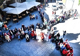 La plataforma del Tercera Sector y los colectivos sociales de Plasencia dibujaron una gran X en la Plaza.