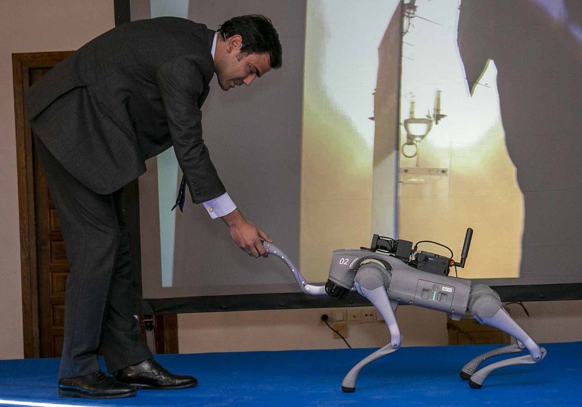 Juan Pedro Morenés saluda a Pluto, un robot que con inteligencia artificial.trabaja