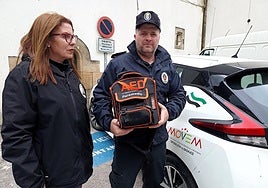 Juan P. Pulido porta el desfibrilador junto a la alguacil, Teresa Da Silva