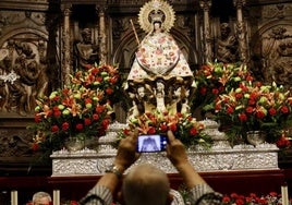 La Virgen de la Montaña ha lucido durante este viernes, segundo día del novenario, el manto número 53, confeccionado a partir de un capote de torero.