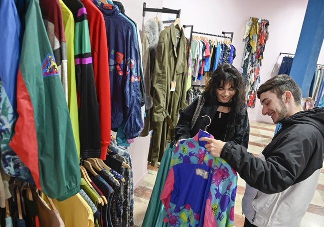 Un cliente en un comercio de Badajoz.