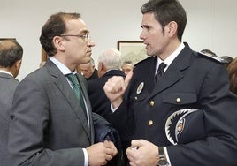 El alcalde, Rafael Mateos, y el jefe de la Policía Local, Benedicto Cacho.