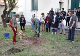 Plantación de un árbol en el jardín del espacio UEx en memoria de Raquel Gafanha