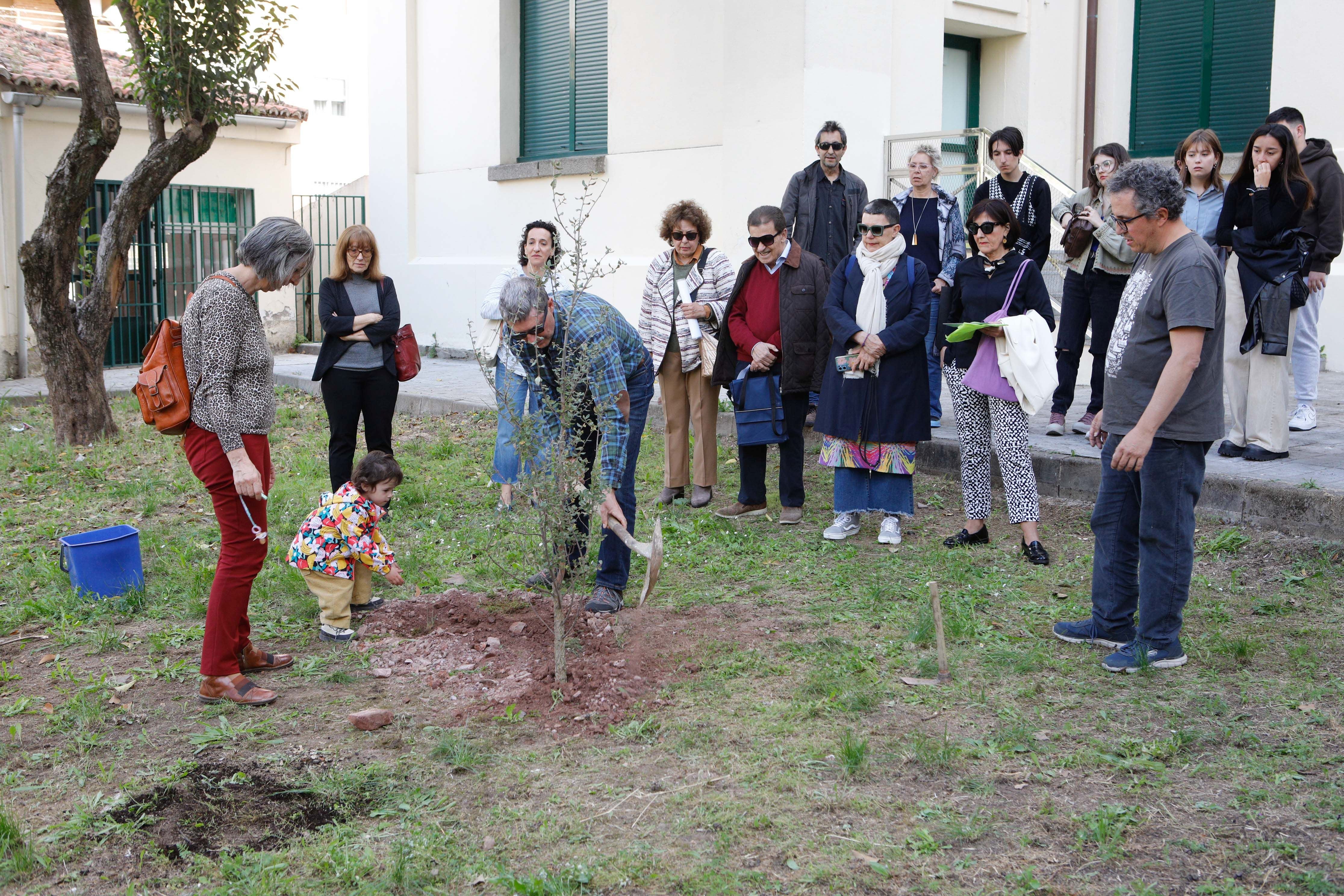 Plantación de un árbol en el jardín del espacio UEx en memoria de Raquel Gafanha.