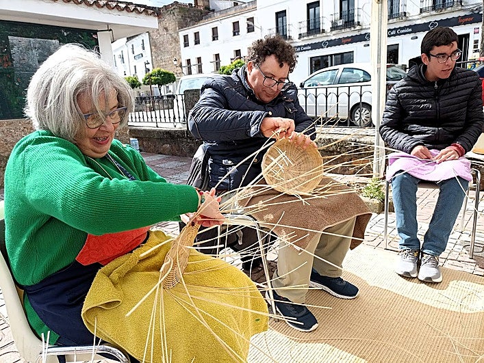 Muestra en vivo de artesanos cesteros