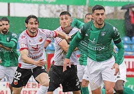 Carlos Cano en una acción contra el Llerenense, que ocupa puestos de descenso.