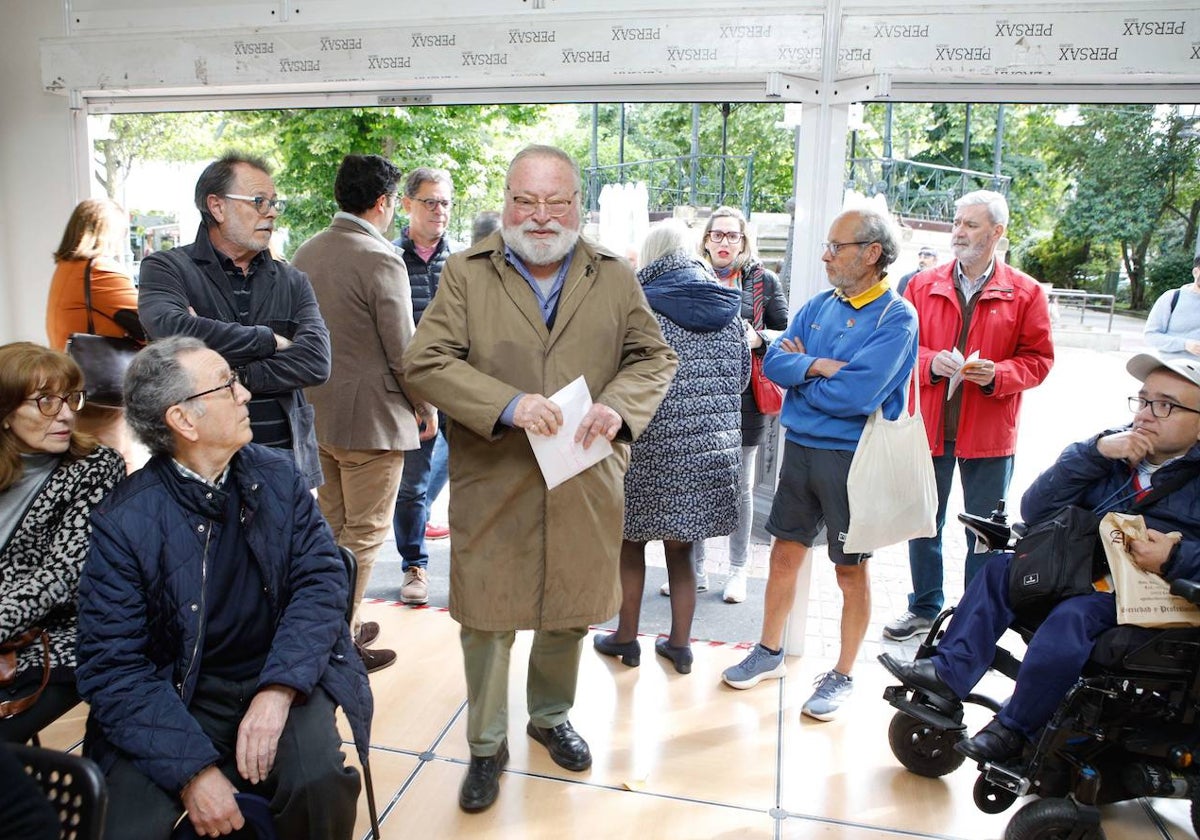 Savater, en el centro, a su llegada a la carpa donde ha tenido lugar la presentación de su libro, en Cáceres.