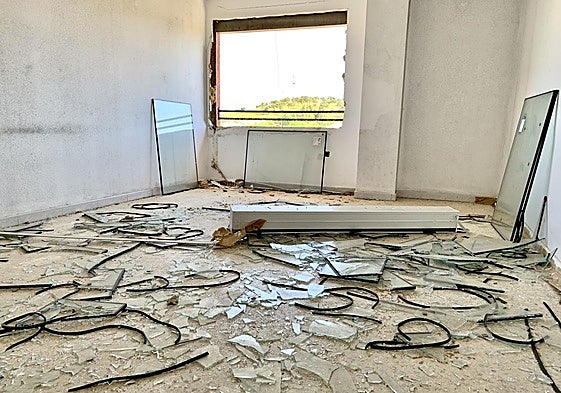 Imagen de una de las viviendas sociales que ha sido vandalizada.