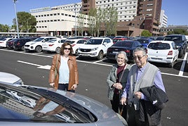 Choni Domomínguez junto a sus padres en el nuevo aparcamiento.