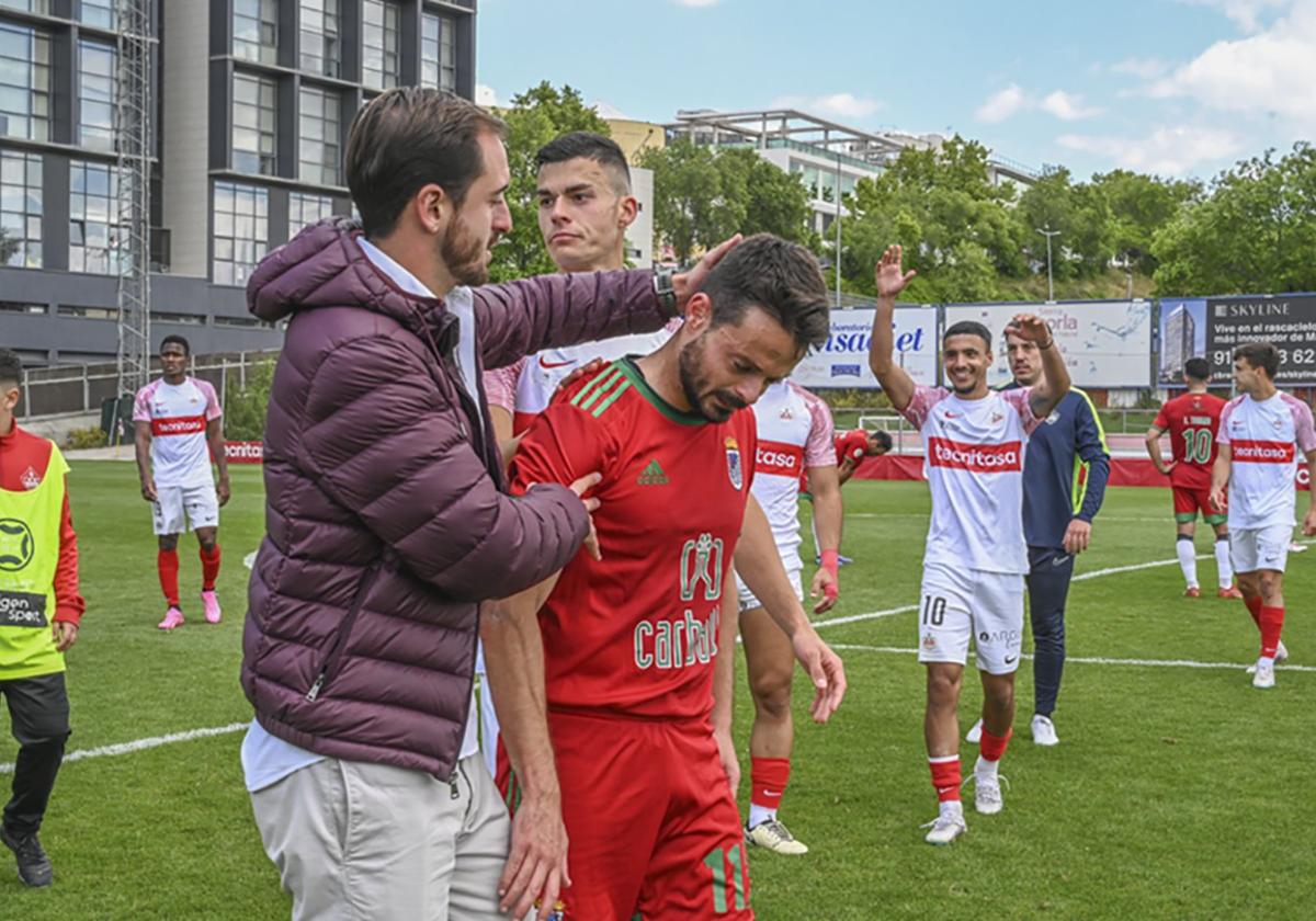 Samu Manchón recibe el consuelo del entrenador del Sanse Pablo Álvarez.