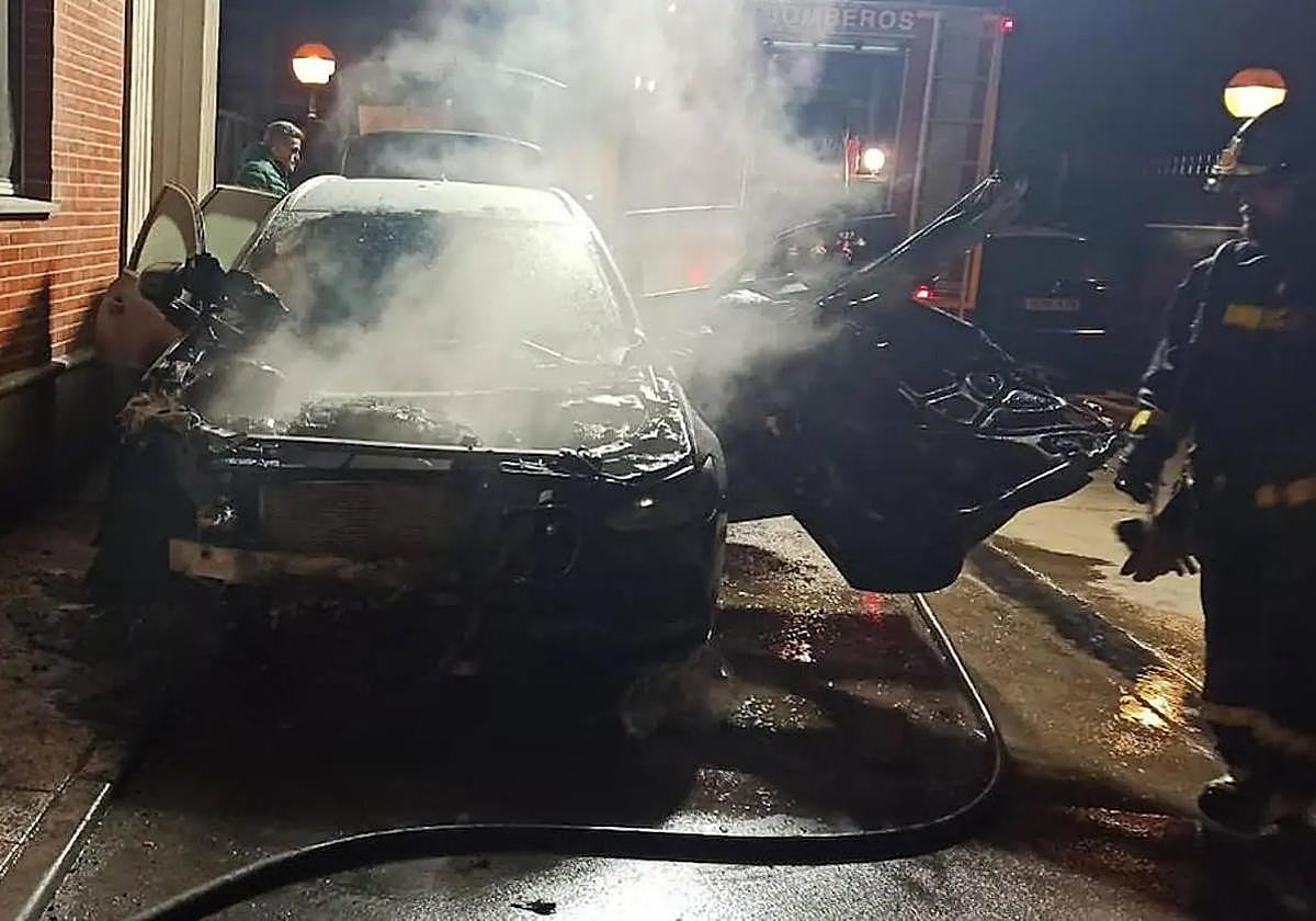Coche completamente calcinado tras el ataque en Mojados.