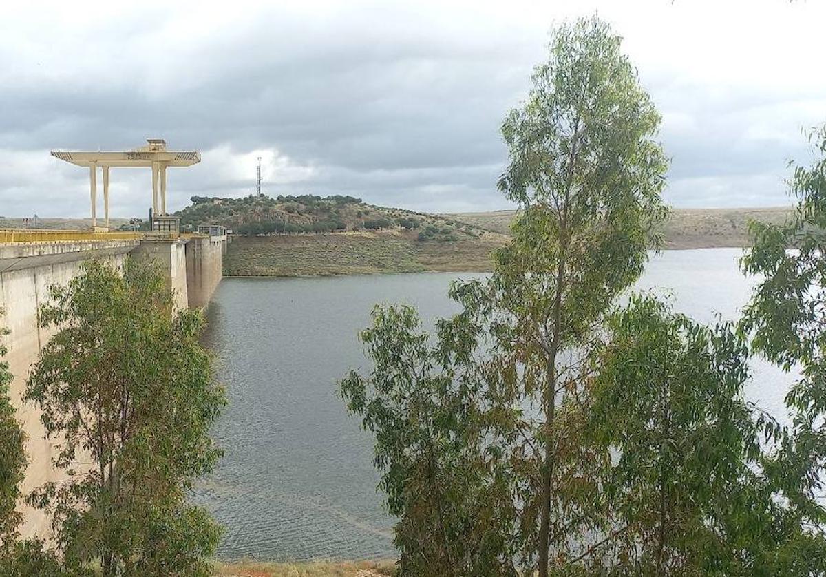 Nubosidad sobre el embalse de La Serena, este fin de semana.