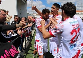 Los jugadores del Llerenense celebran con su afición uno de los tres tantos ante el Montijo.