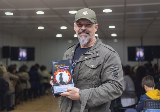 César Pérez Gellida presentó su novela 'En tierra seca'.