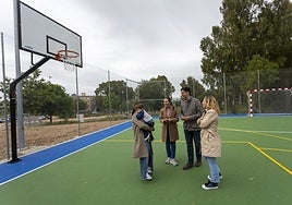 Concejales y presidenta vecinal en la nueva instalación.