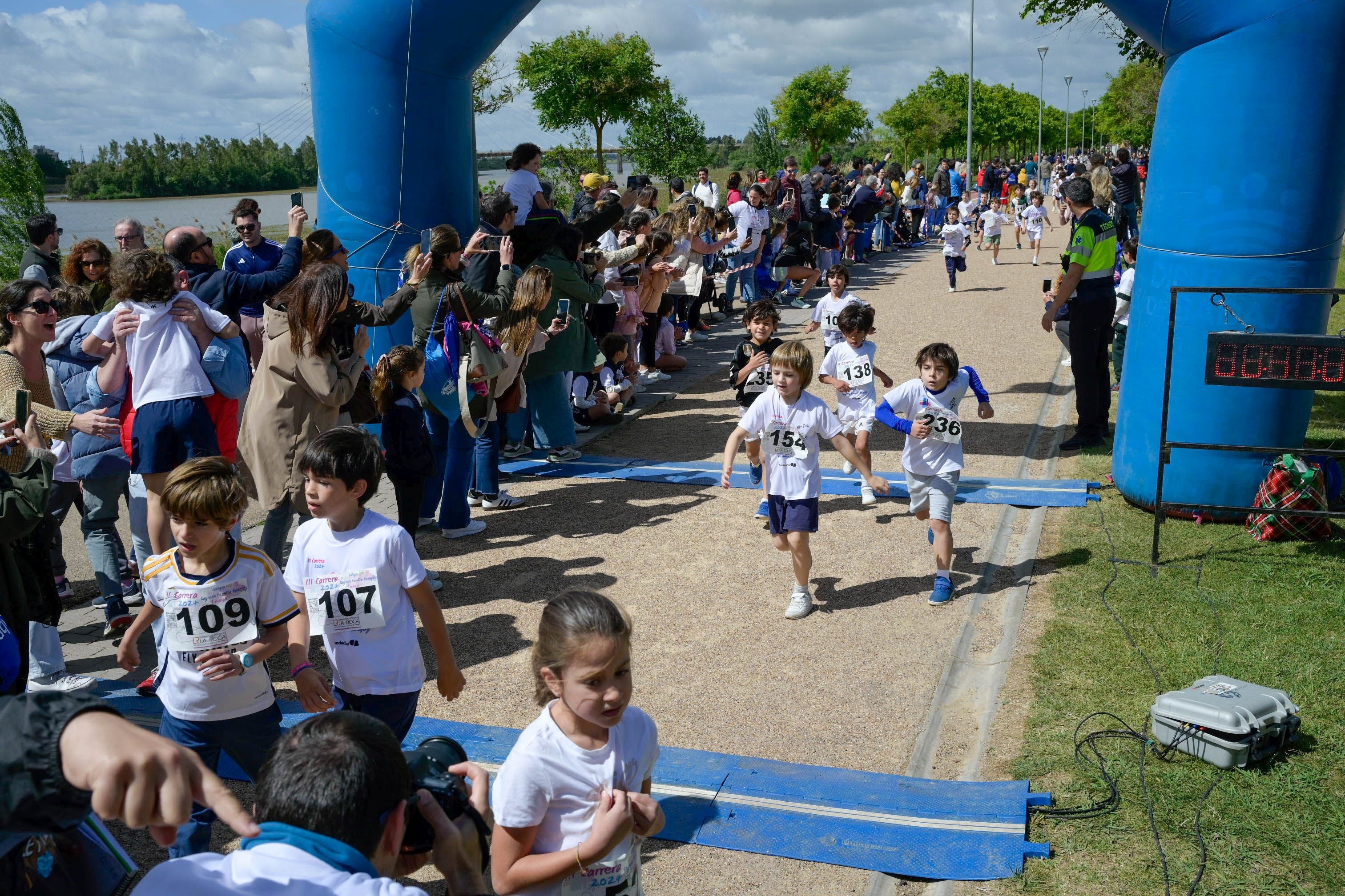 Fotos de los participantes en la carrera del colegio Sagrada Familia