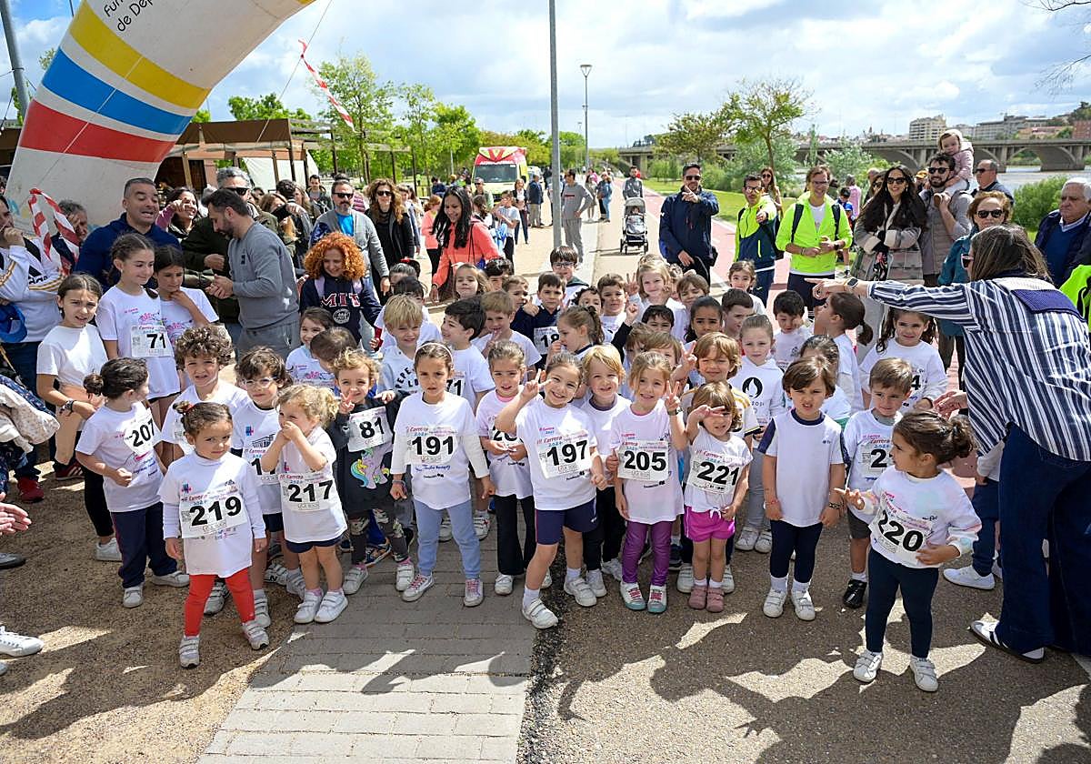 Fotos de los participantes en la carrera del colegio Sagrada Familia
