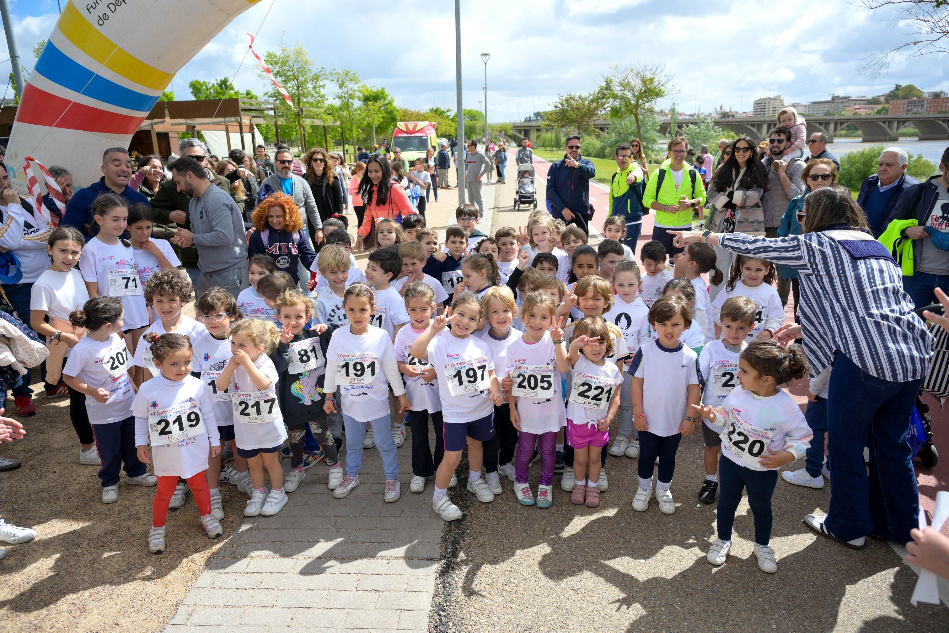 Fotos de los participantes en la carrera del colegio Sagrada Familia