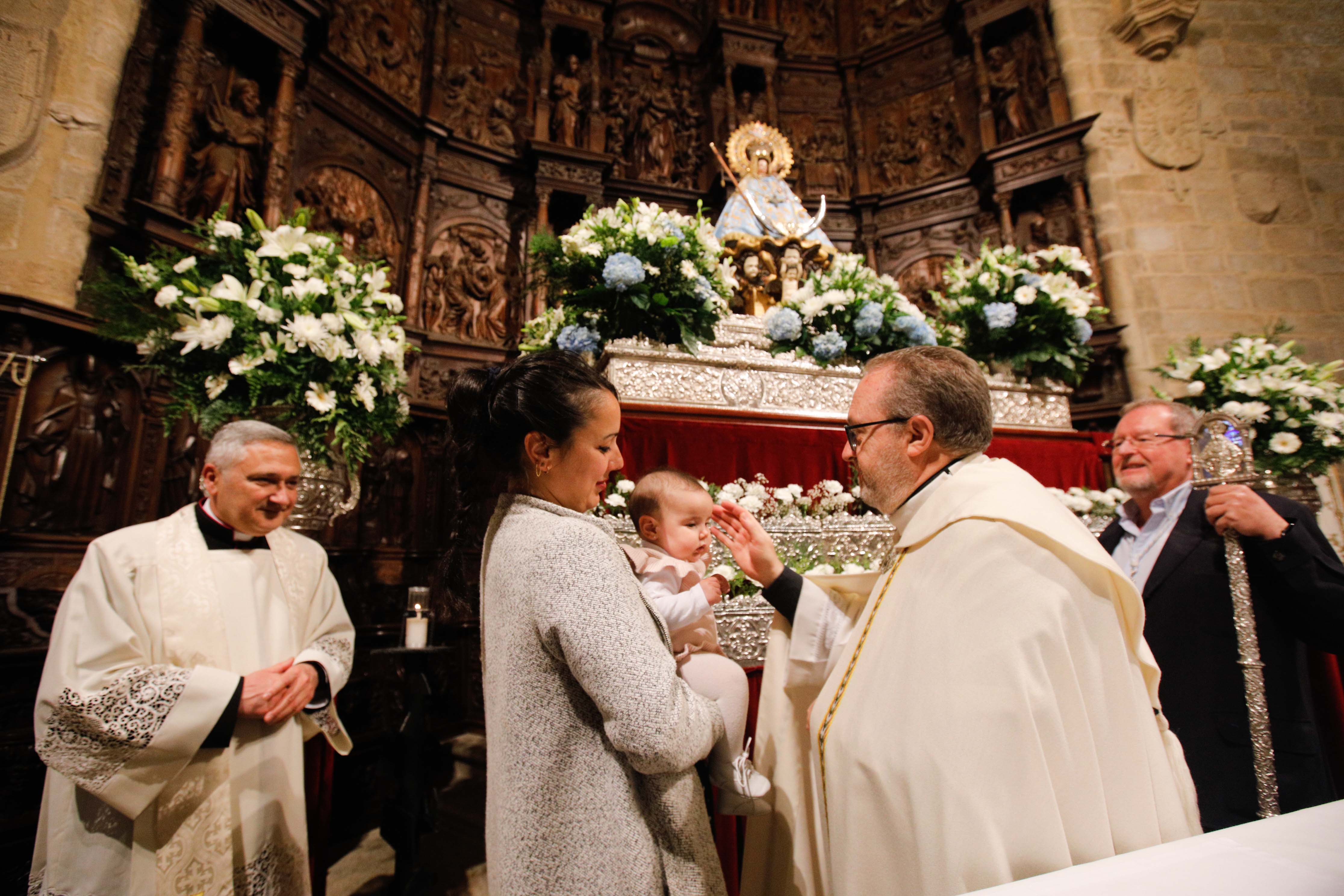 Búscate en la presentación de los bebés cacereños a la Virgen de la Montaña (II)