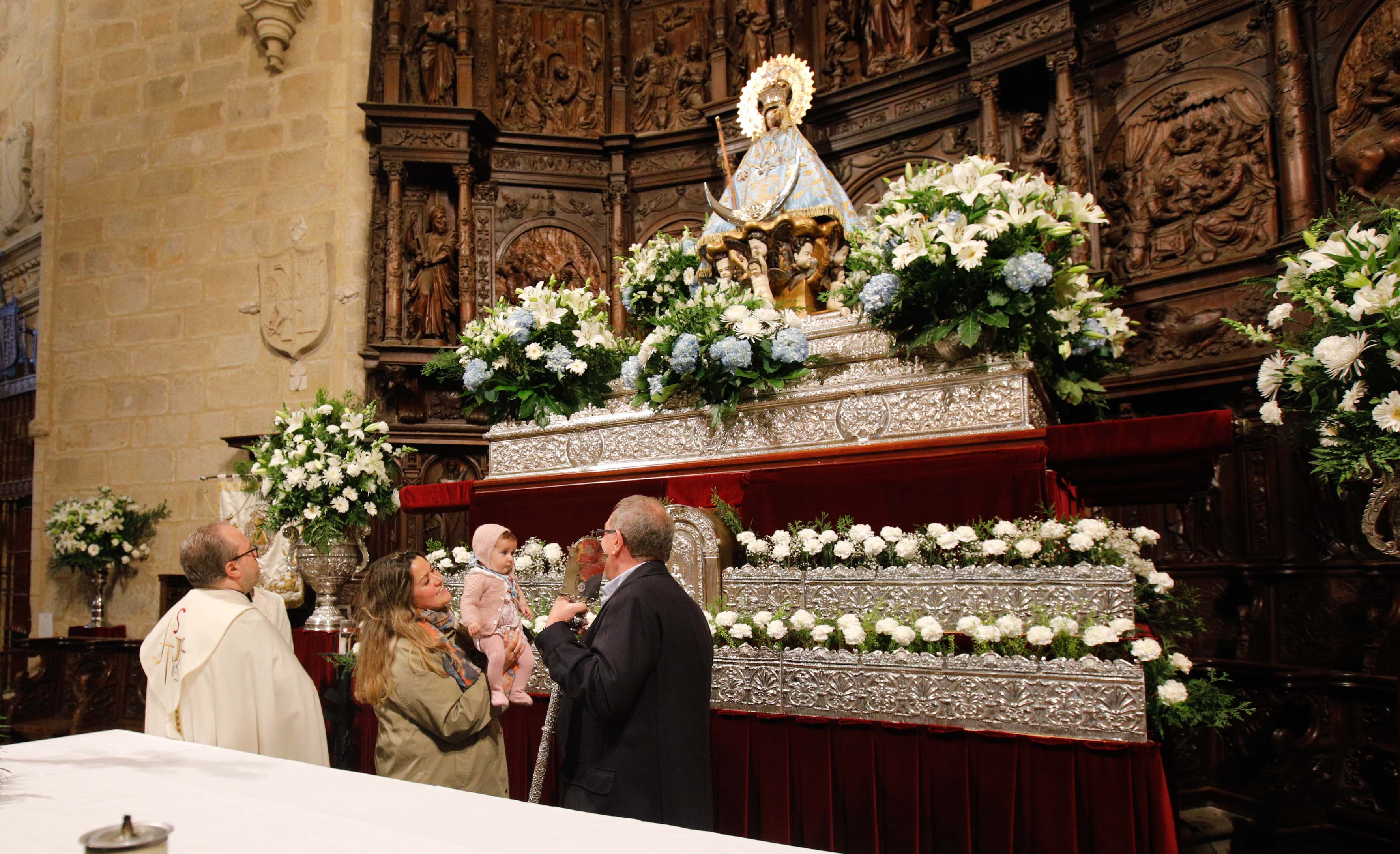 Búscate en la presentación de los bebés cacereños a la Virgen de la Montaña (II)