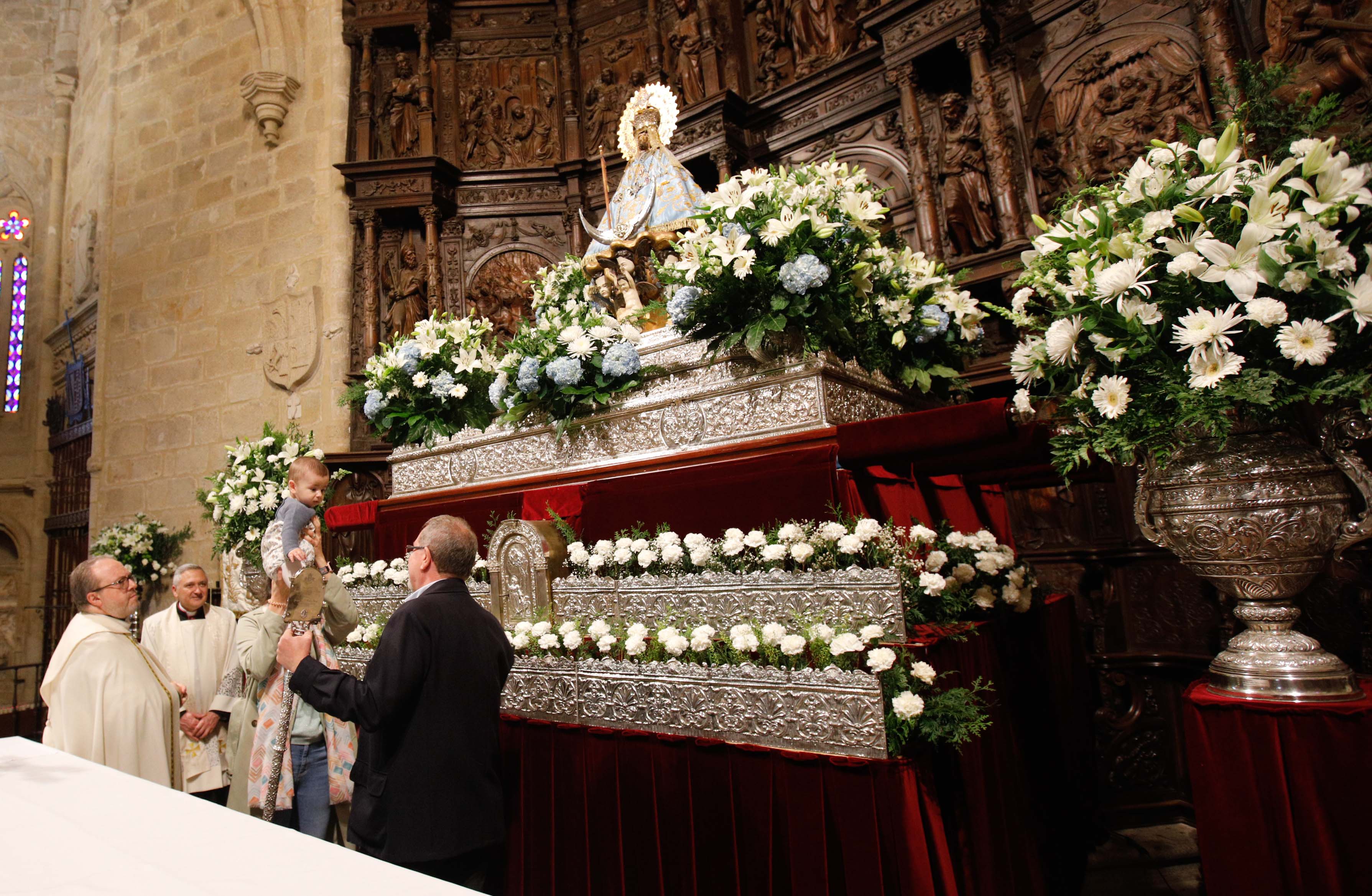 Búscate en la presentación de los bebés cacereños a la Virgen de la Montaña (II)