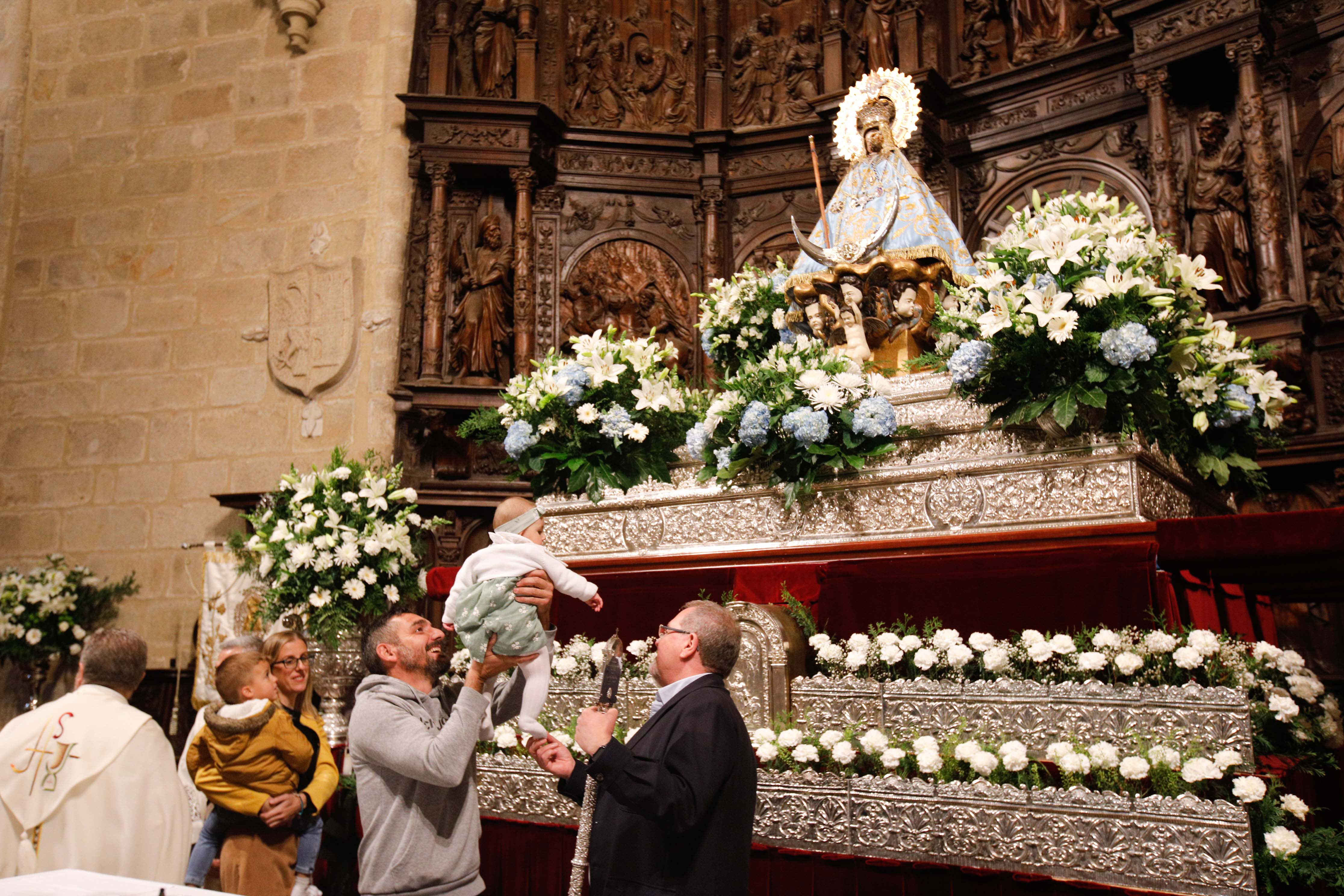 Búscate en la presentación de los bebés cacereños a la Virgen de la Montaña (II)