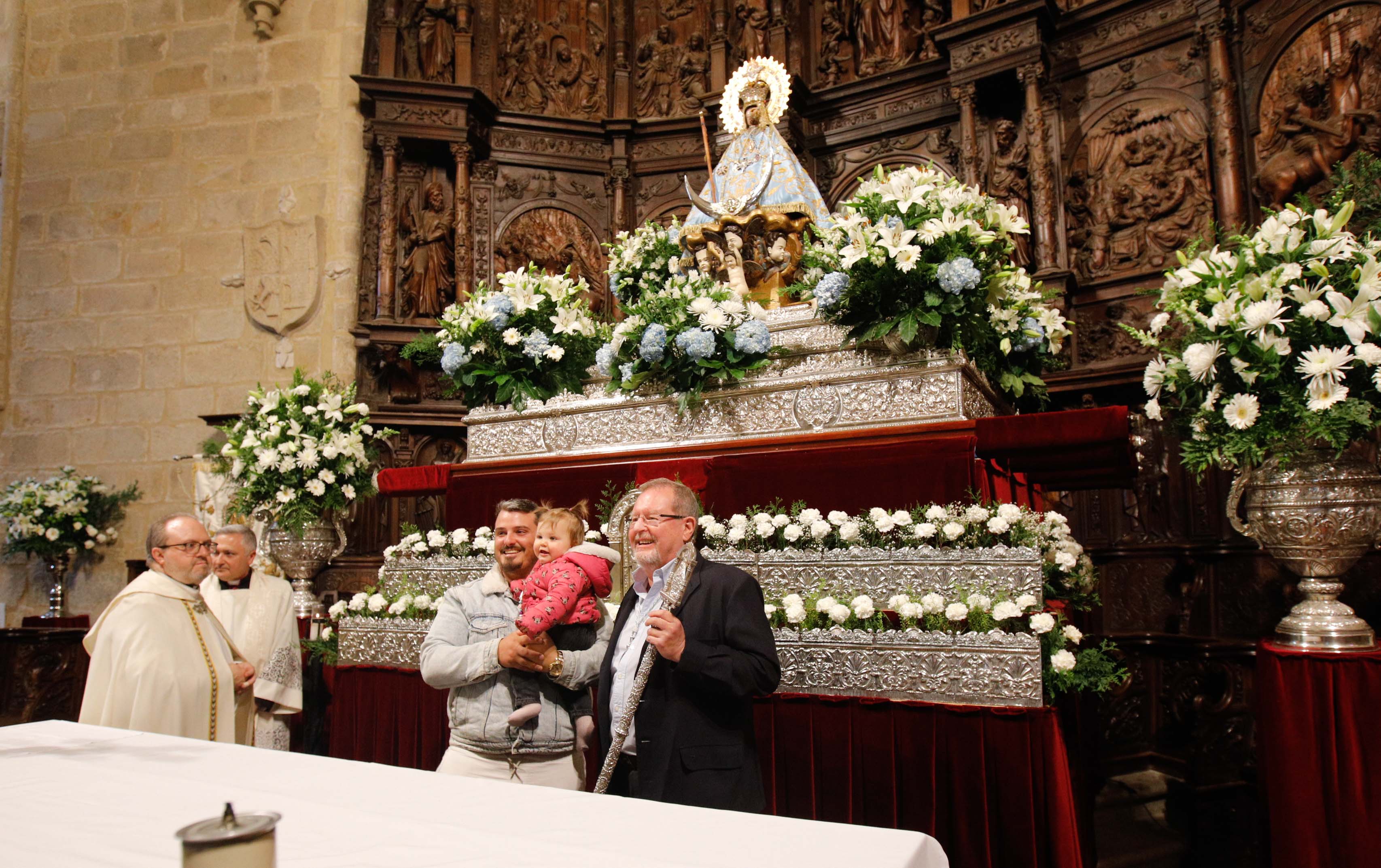 Búscate en la presentación de los bebés cacereños a la Virgen de la Montaña (I)