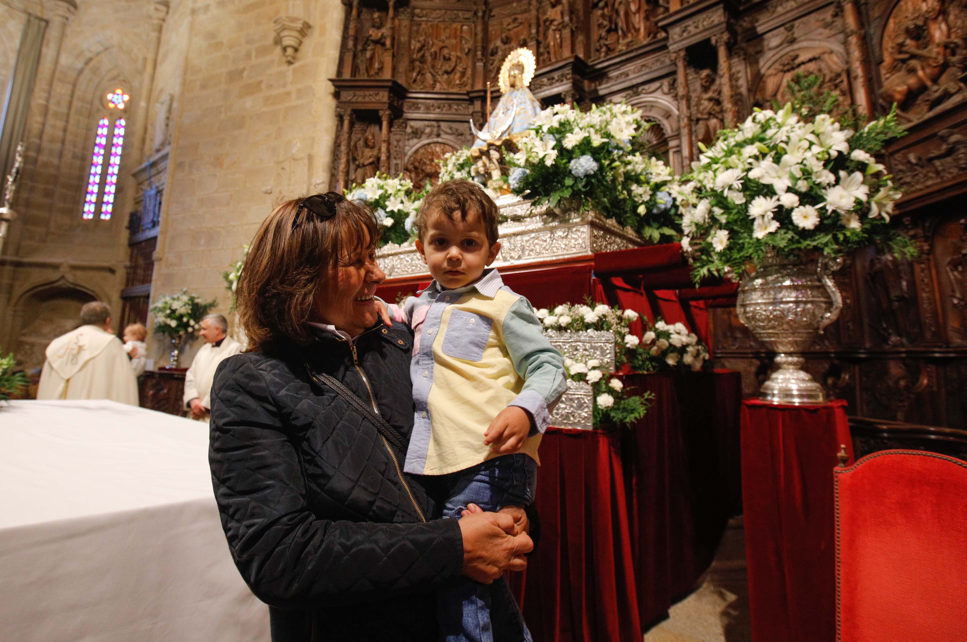 Búscate en la presentación de los bebés cacereños a la Virgen de la Montaña (I)