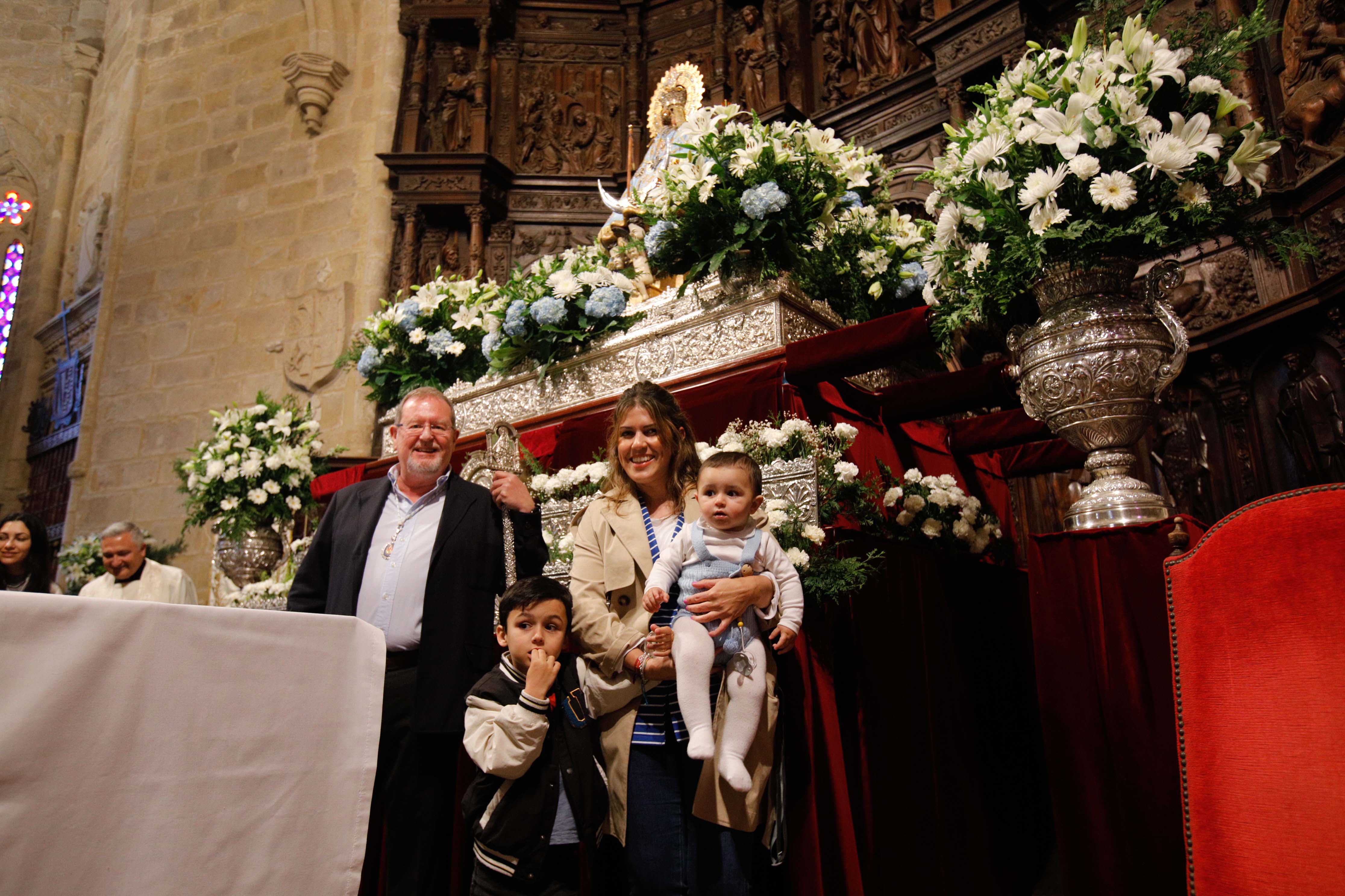 Búscate en la presentación de los bebés cacereños a la Virgen de la Montaña (I)