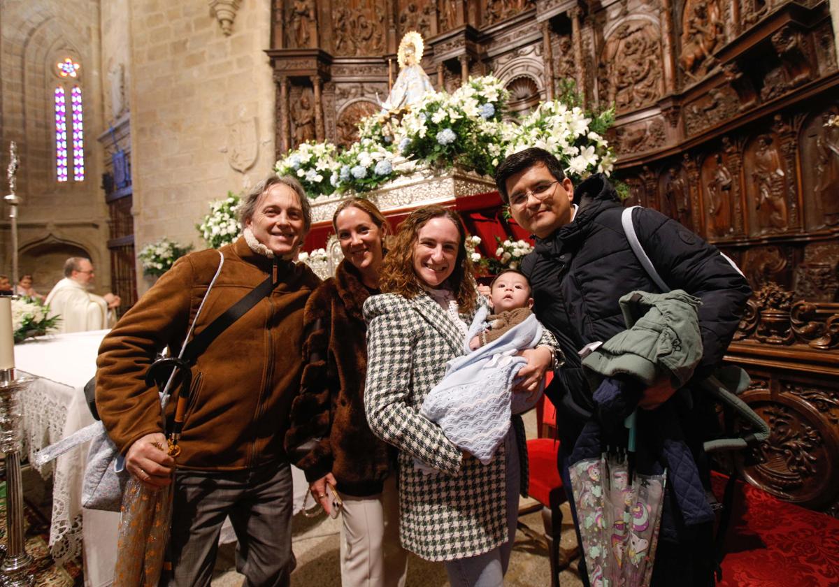 Búscate en la presentación de los bebés cacereños a la Virgen de la Montaña (I)