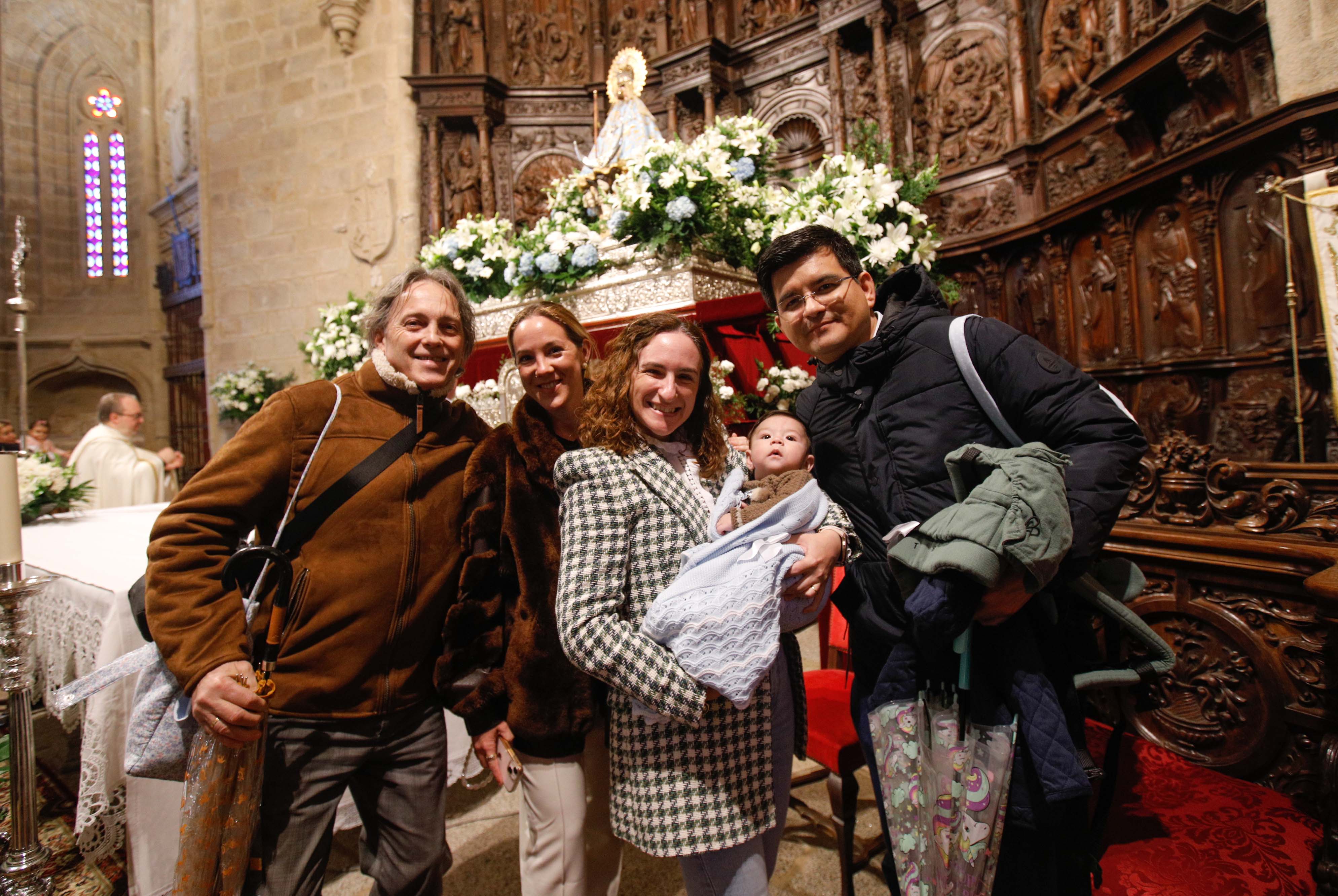 Búscate en la presentación de los bebés cacereños a la Virgen de la Montaña (I)