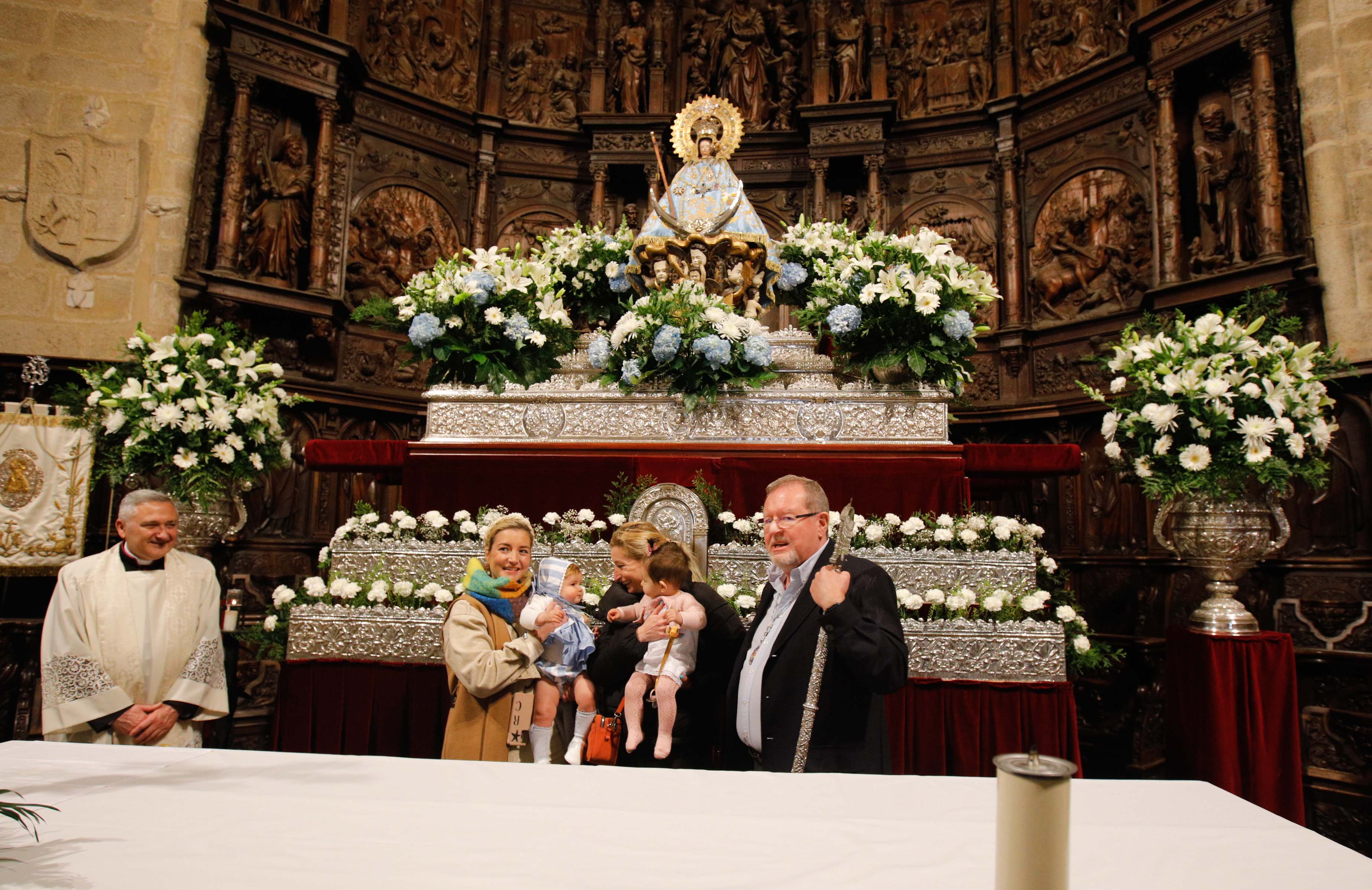 Búscate en la presentación de los bebés cacereños a la Virgen de la Montaña (I)