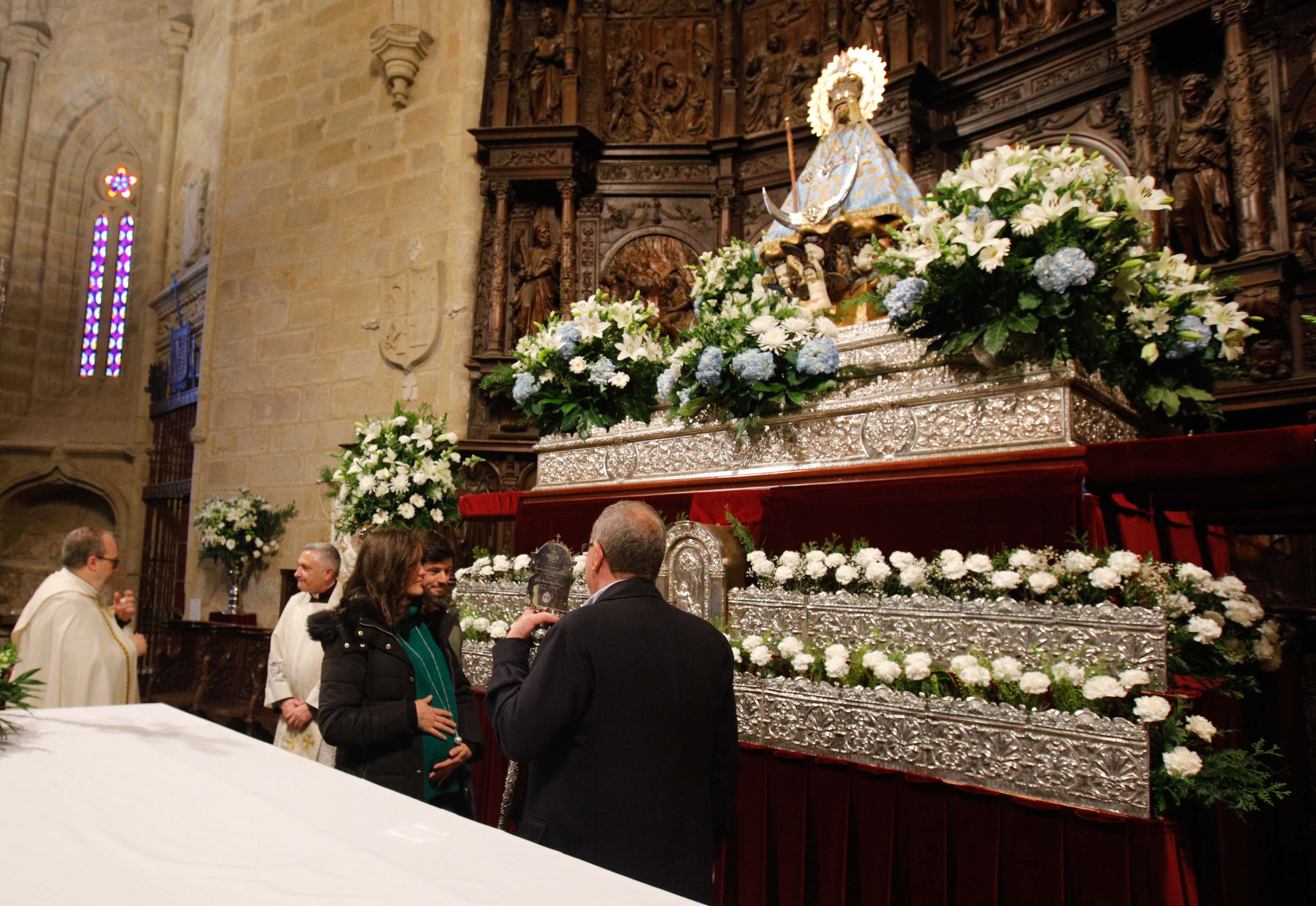 Búscate en la presentación de los bebés cacereños a la Virgen de la Montaña (I)