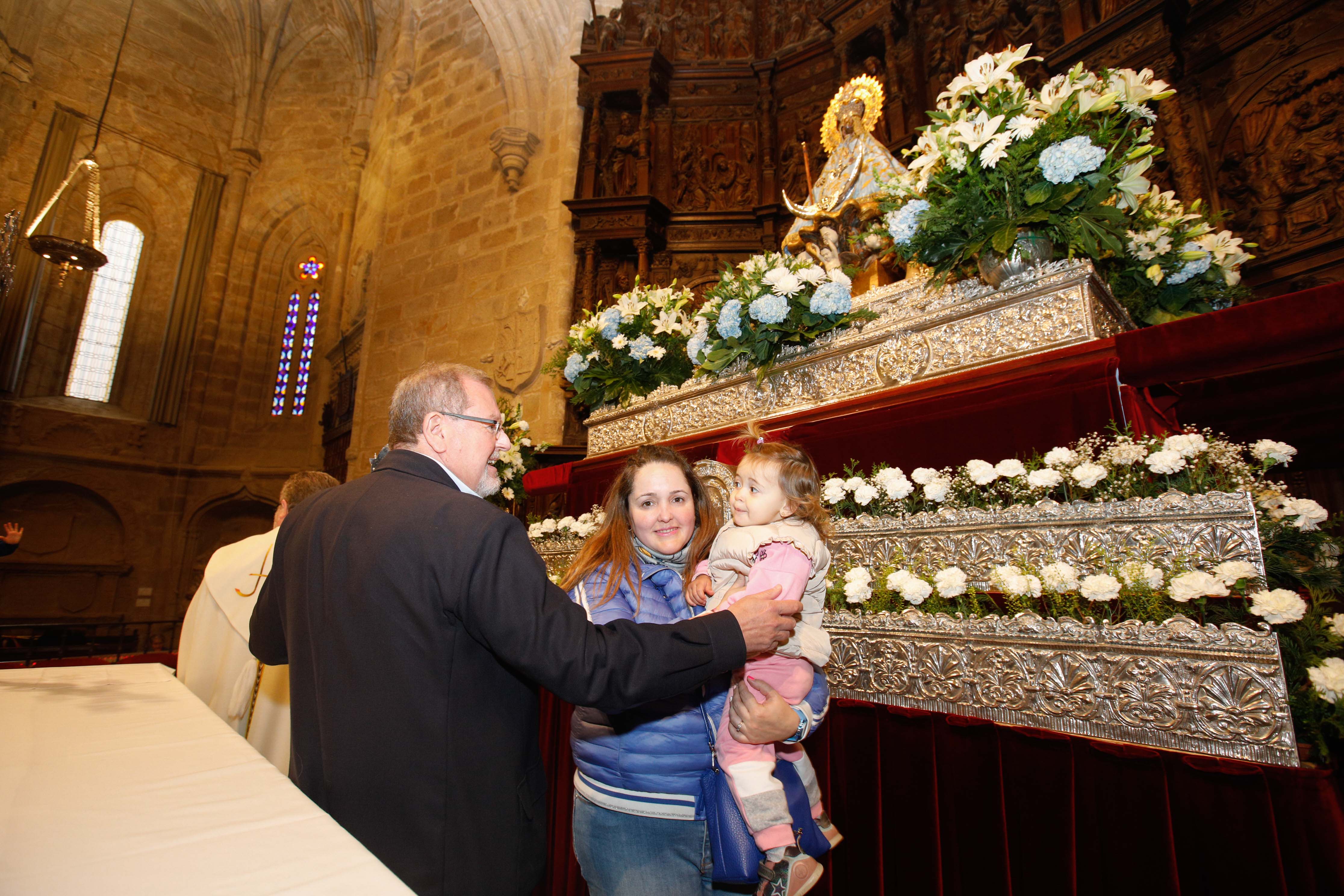 Búscate en la presentación de los bebés cacereños a la Virgen de la Montaña (I)