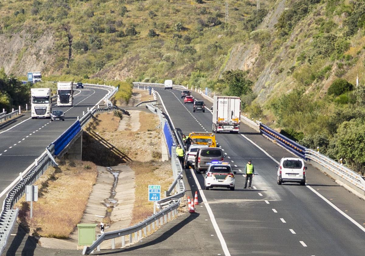 La Guardia Civil ha tenido que regular y desviar el tráfico por los cuatro accidentes ocurridos en la A-66. ANDY SOLÉ