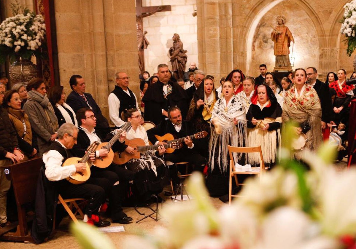 Un momento de la actuación de El Redoble, este martes por la noche ante la patrona de Cáceres en la Concatedral de Santa María.