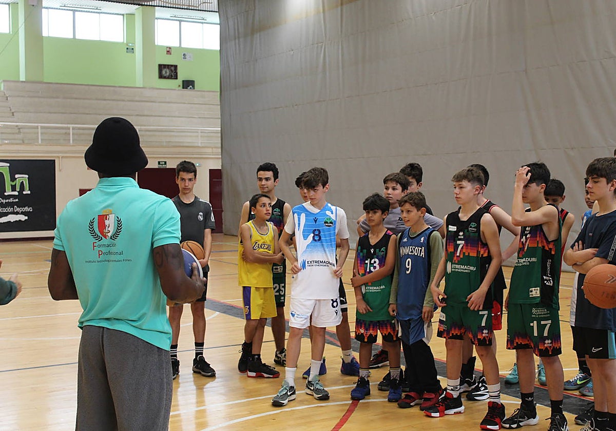Mike Nuga se dirige a los chavales del Cáceres Sportmaking en la Ciudad Deportiva.
