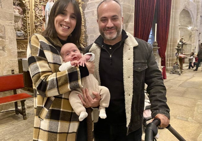 Los padres de Lucas, un pequeño de mes y medio, acudieron con el niño a ver a la patrona. «Ha estado malito en la UCI. Prometimos a la Virgen que vendríamos a verla cuando se recuperase», cuenta la madre.