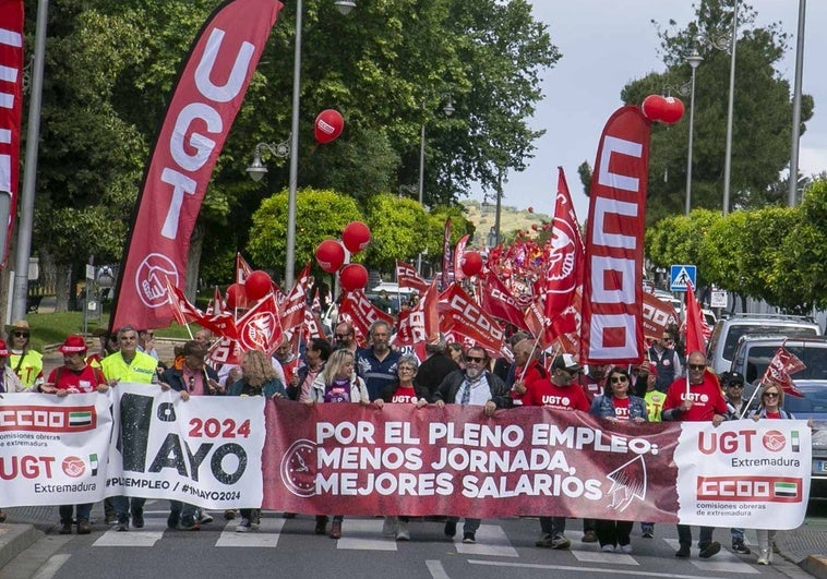 Cabecera de la manifestación a su paso por el Paseo de Roma, esta mañana en Mérida.