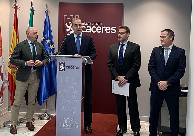 Pedro Muriel, concejal de Servicios; Rafael Mateos, alcalde; Antonio Gutiérrez, director de Servicios Urbanos de Valoriza; y Juan Carlos Uzal, responsable de Servicios de la zona sur.