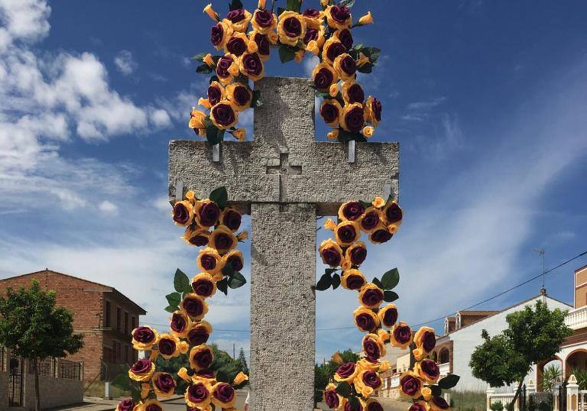 Cientos de personas recorren las Cruces de Mayo en Puebla de Sancho Pérez