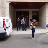 Fotos | Consternación en la calle del matricidio en Badajoz