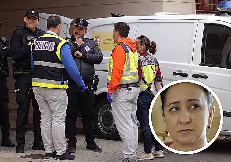 El furgón policial a las puertas del bloque donde murió Carmen Tejero.